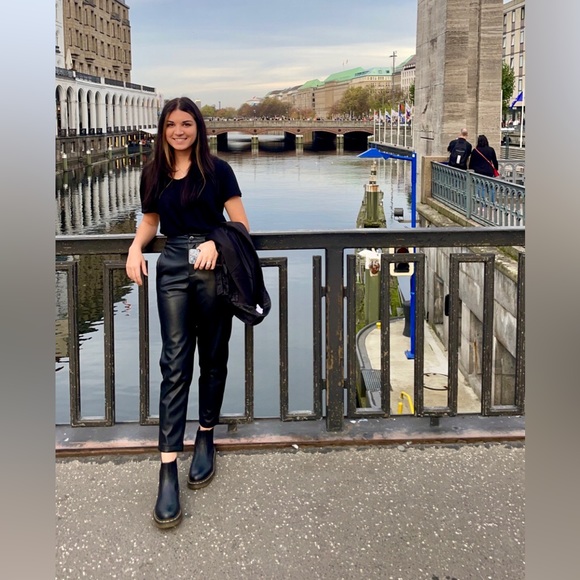 Meet your Posher, Haley - Picture 5 of 6